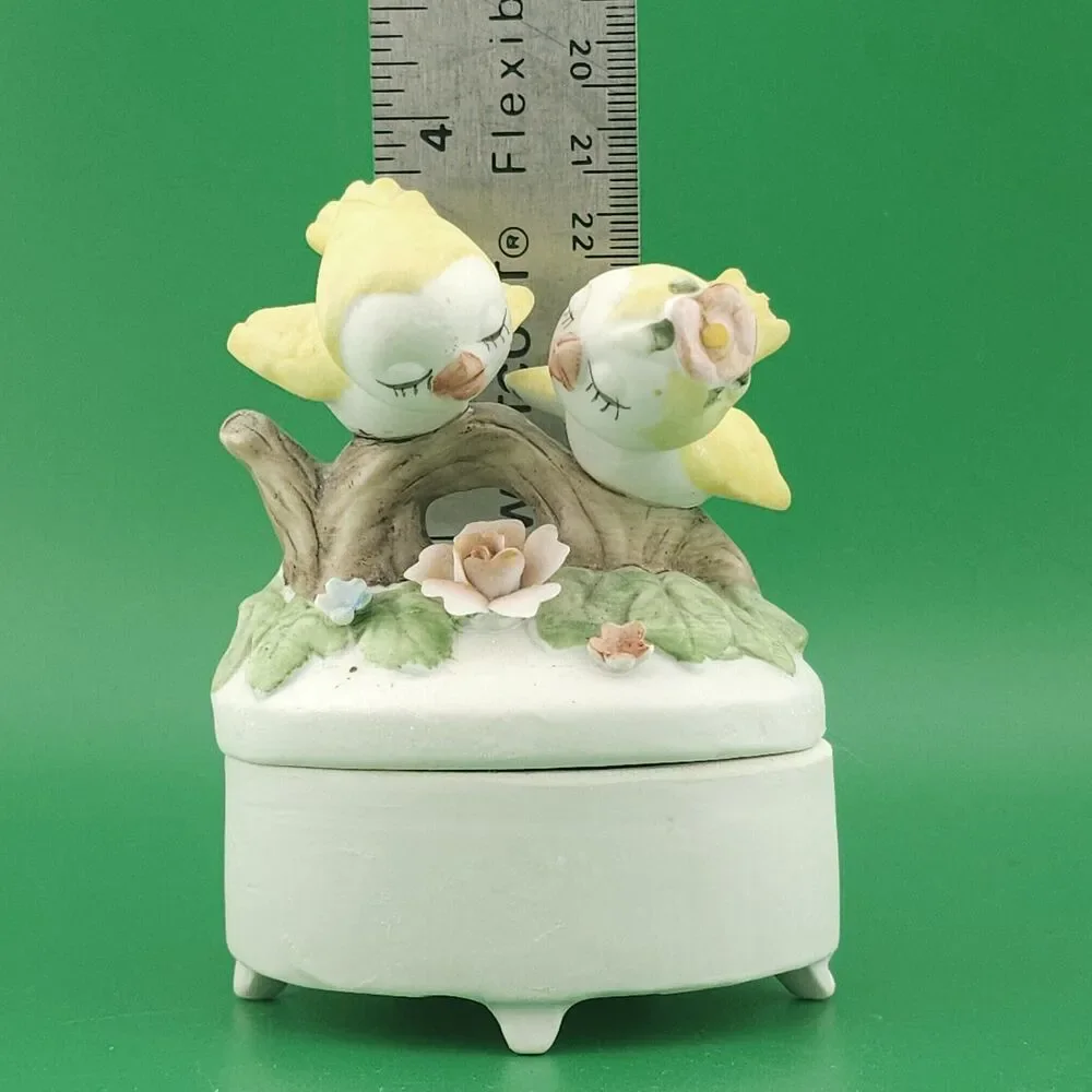 Vtg Lefton Kissing Lovebirds, Yellowbirds Trinket Jewelry Box 3 inch Tall Cute